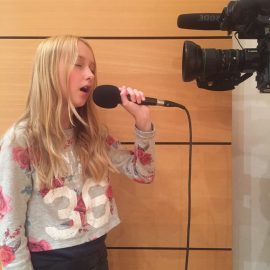 Marlenka, 12 let, je nastopila s skladbo iz serije Jaz sem Luna